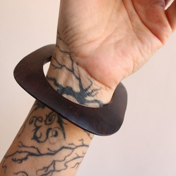 Vintage Bangle Bracelet, Brown Wood Carved Stacking Bracelet Boho Tribal Jewelry - Picture 5 of 10